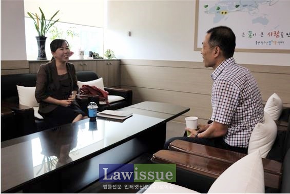 성경희 소년부 판사와 이양근 센터장이 환담을 나누고 있다.