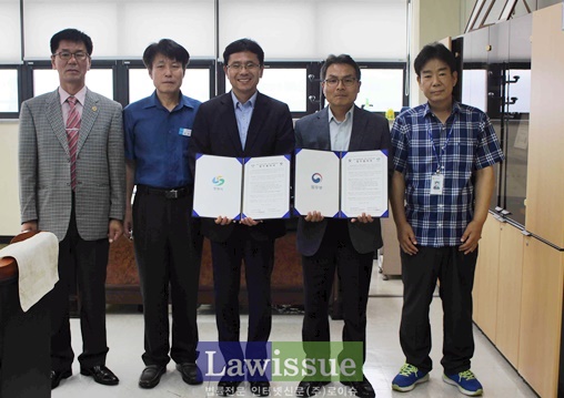 김행석 소장(사진우측 2번째)과 유정제 동장 등 직원들이 업무협약서를 내보이며 기념촬영.