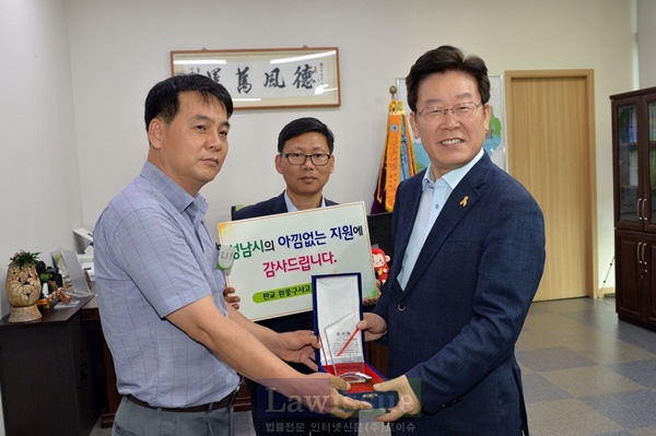 이재명 성남시장(오른쪽)이 판교환풍구 추락사고 부상자 가족 대표단이 주는 감사패를 받고 있다.