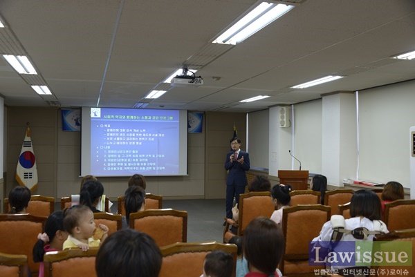대구고법 이종길 기획법관이 다문화가정을 상대로 사법지원제도에 대해 설명하고 있다.