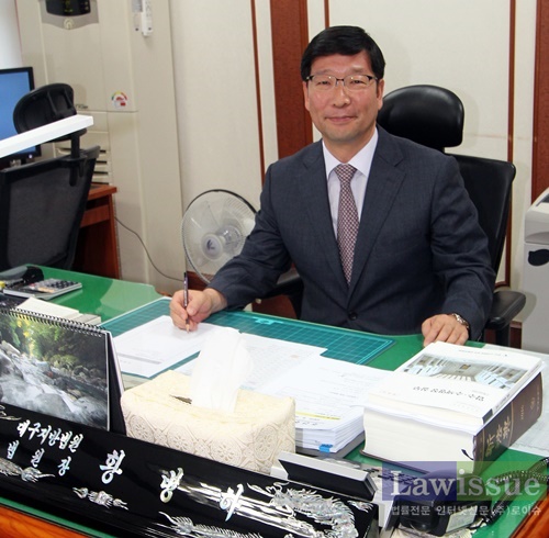 황병하 대구지방법원 법원장은 로비에 흔들리지 않고 공정한 재판을 했다고 자부하고 있다.