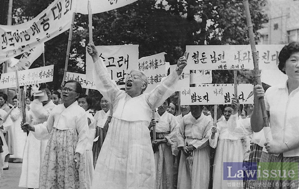 당시 YWCA가 주축이 돼 여성단체들과 함께 ‘축첩자를 국회에 보내지 말자’는 거리 시위를 하고 있다.