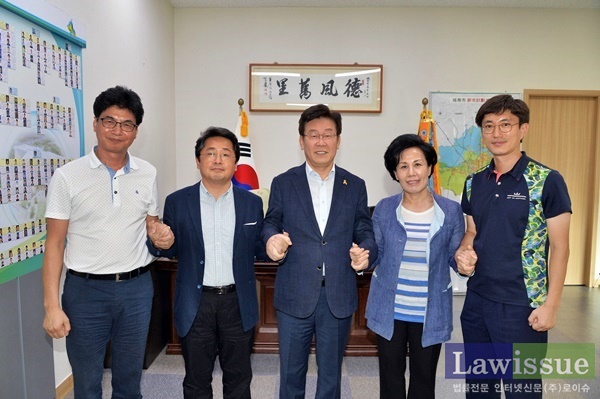 이재명 성남시장(사진가운데)과 지관근 대표(사진왼쪽 2번째), 최승희 부대표, 정종삼 정책위원장, 어지영 간사가 손을 맞잡고 기념촬영.
