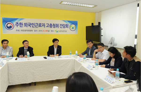 왼쪽부터 가운데가 김인수 부위원장(사진=권익위)