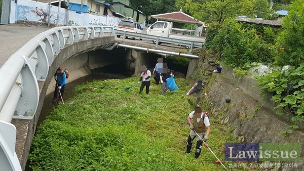 사회봉사 국민공모신청으로 사회봉사명령대상자들이 주변 대청소를 하고 있다.
