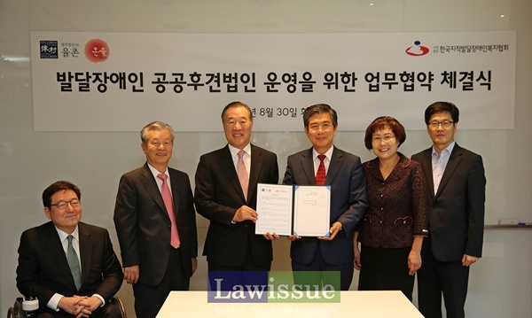 (사진 왼쪽부터) 율촌 박은수 고문, 신성택 고문, 소순무 온율 이사장, 김성조 협회회장, 박선자 수석부회장, 고명균 사무처장.