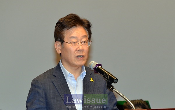 통합 성남시 체육회 창립 총회 후 출범식에서 이재명 초대회장 인사말을 하고 있다.