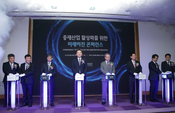 김현웅 법무부 장관이 29일 삼성동 코엑스에서 개최된 `중재산업 활성화를 위한 미래비전 콘퍼런스` 에서 중재제도 발전 방안 및 중재원 미래 비전 선포식을 하고있다. (사진=법무부)