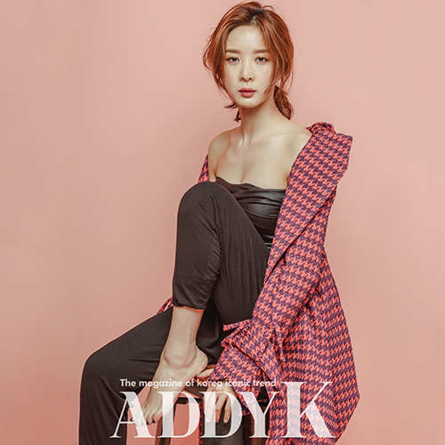 이청아, 고혹적인 눈빛과 섹시한 자태