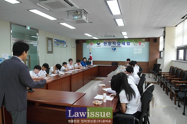 중학생과 학부모를 상대로 현장직업체험 교육을 실시하고 있다.