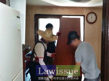 사회봉사명령 대상자들이 소외계층의 도배 및 장판교체 작업을 하고 있다.