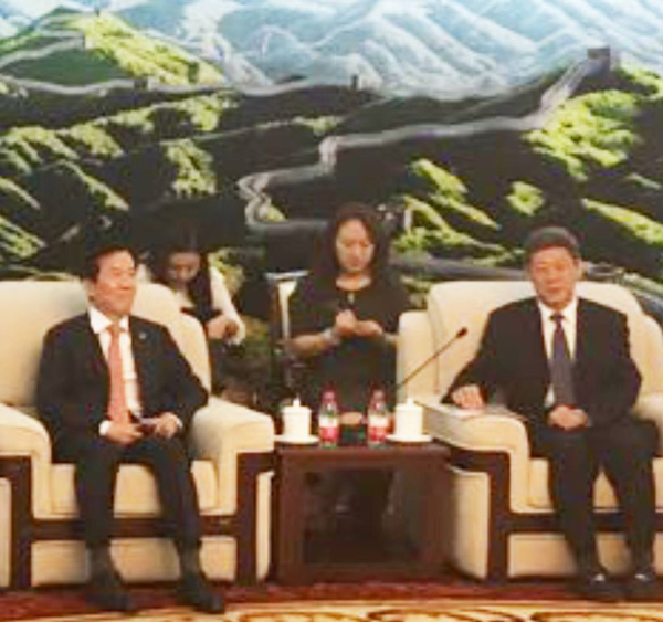 중국 최고인민법원 이소평 대법관(우)에게서 중국 사법제도에 대한 설명을 듣고 있는 하창우 변협회장 / 사진=하창우 변협회장 페이스북