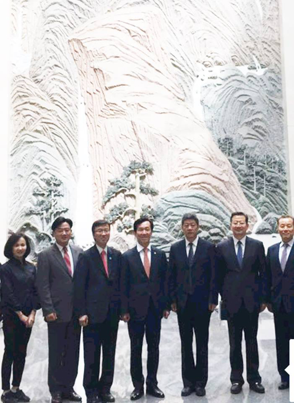 최고인민법원 청사 1층에서 이소평 대법관과 방문기념 촬영을 함. 왼쪽 네번째가 하창우 변협회장과 이소평 대법관(우측 세번째) / 사진=하창우 변협회장 페이스북