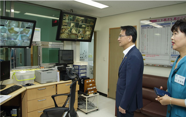 이창재 법무부 차관이 5일 대전소년원을 방문하여 생활지도실 CCTV 모니터를 점검하고 있다. (사진=법무부)