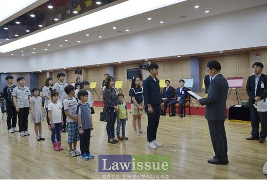 우성만 대구고법원장이 수상자들에 상장을 수여하고 있다.