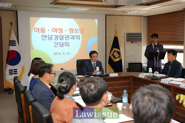 이강원 법원장이 인사말을 하고 있다.