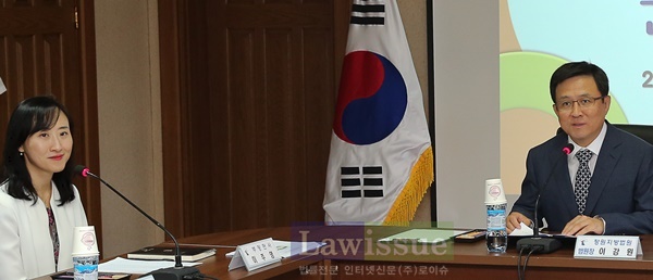 이주영 부장판사와 이강원 법원장.