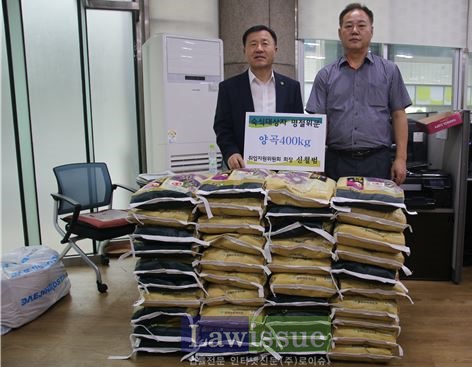 신철범 회장이 기부한 쌀 400kg를 기부받고 기념촬영(사진왼쪽부터 한상기 지부장, 박승익 보호과장).