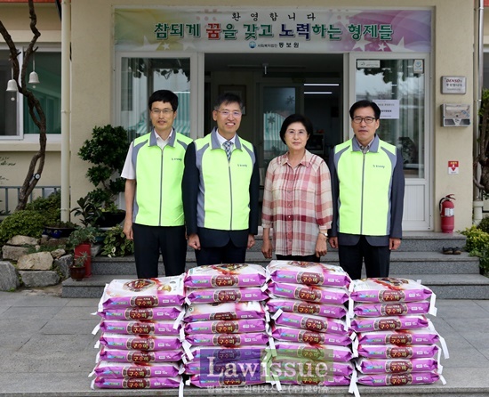 동보보육원에 쌀 30포를 전달하고 기념촬영.