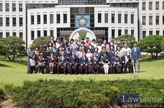 부산법원종합청사를 배경으로 단체 기념촬영을 하고 있다.