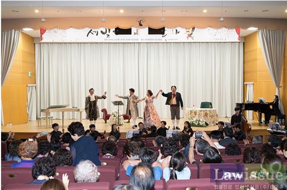 오페라 세빌리아의 이발사를 공연하고 있다.