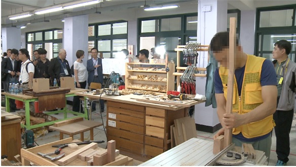 9월 5일부터 12일까지 서울시에서 열린 제51회 전국기능경기대회의 가구 부문 경기에 수형자가 참여하는 모습