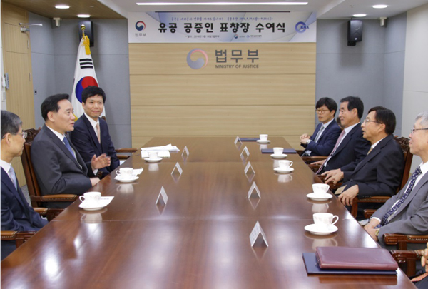 김현웅 법무부장관이 19일 오후 정부과천청사 법무부 대회의실 에서 유공 공증인에 대한 표창장 수여 후, 관계자들과 환담을 하고 있다. 