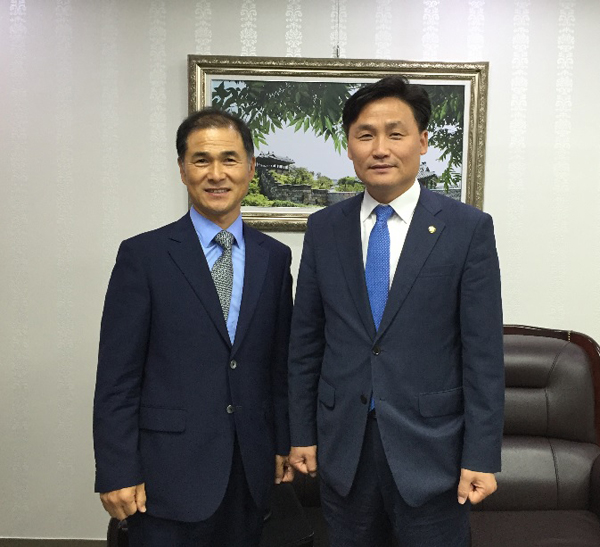 장성근 변호사와 김영진 더불어민주당 의원(우)