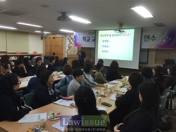 이양근 센터장이 학부모를 대상으로 학교폭력예방 강연을 하고 있다.