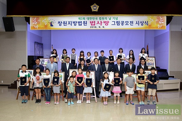 법사랑 그림공모전 수상자들과 기념촬영.