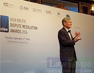 박해성 변호사가 최고 조세쟁송해결상을 수상하고 포즈를 취하고 있다.