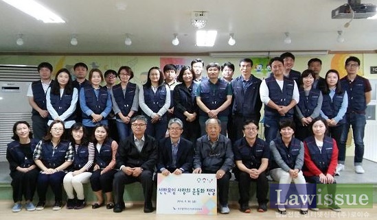 선한모임 회원들이 성애원에 운동화를 전달하고 기념촬영.(사진제공=부산선관위)