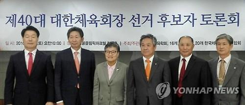 지난 1일 서울 송파구 올림픽파크텔에서 열린 제40대 대한체육회장 선거 후보자 토론회에 참석한 후보들이 토론회를 마친 뒤 기념 촬영을 하고 있다. 왼쪽부터 후보 장정수, 장호성, 이에리사, 이기흥, 전병관, 남상남 한국체육학회장. 사진=연합뉴스
