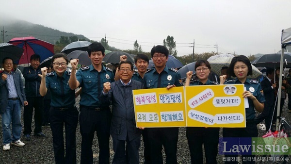 전국노래자랑 사회자 송해와 함께 4대 사회악 근절 홍보를 하고 있다.(사진제공=대구달성서)