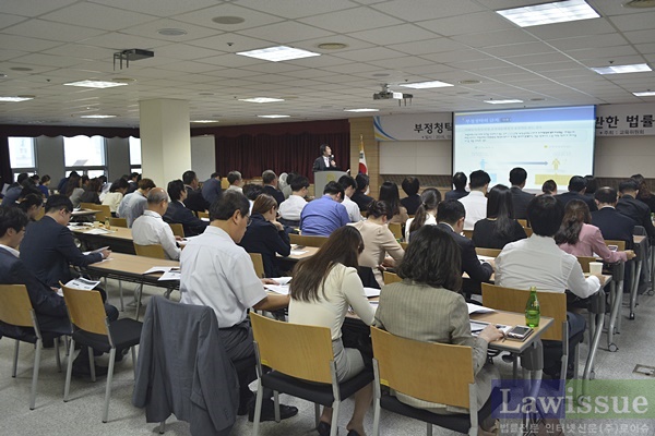 회원 148명이 참석한 가운데 김영란 법에 대해 변호사 전문연수가 진행되고 있다.(사진제공=부산지방변호사회)