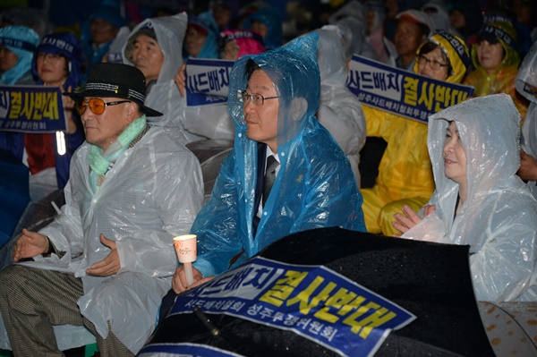 사드배치 반대 촛불문화제에 참석하고 있는 이재명 성남시장.