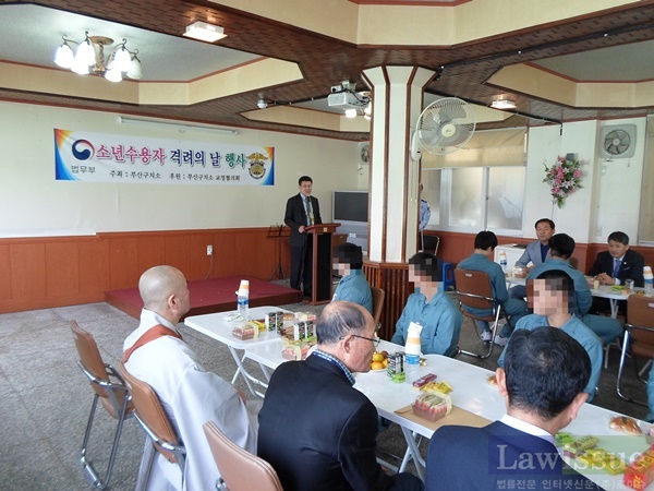 한병호 부산구치소 교정협의회장이 격려의 말을 전하고 있다.