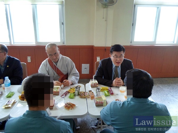 한병호 회장등 교정위원들이 소년수용자들에게 인생의 도움이 되는 말을 전하고 있다.(사진제공=부산구치소)