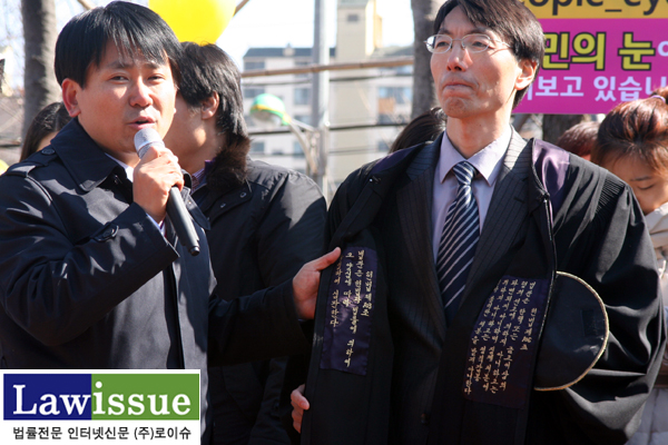 당시 시민들이 제작해준 ‘국민 법관’이라고 적힌 법복을 입었다.