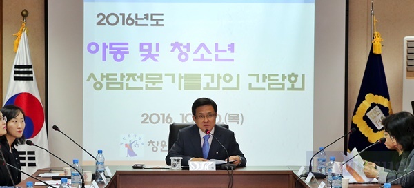 이강원 창원지법원장이 인사말을 하고 있다.