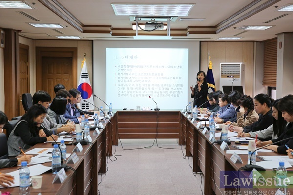 이주영 부장판사가 소년재판에 대해 설명하고 있다.