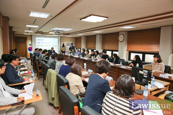 아동 및 청소년 상담전문가들과 간담회를 갖고 있다.(사진제공=창원지법)