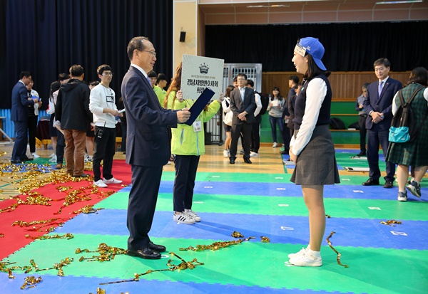 황석보 경남지방변호사회장이 회장상을 수여하고 있다.