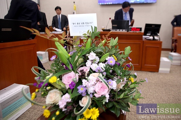 농해수위 회의장이 꽃바구니로 단장.