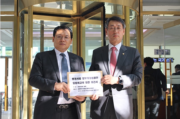 변협 강신업 공보이사와 변협 황용환 사무총장