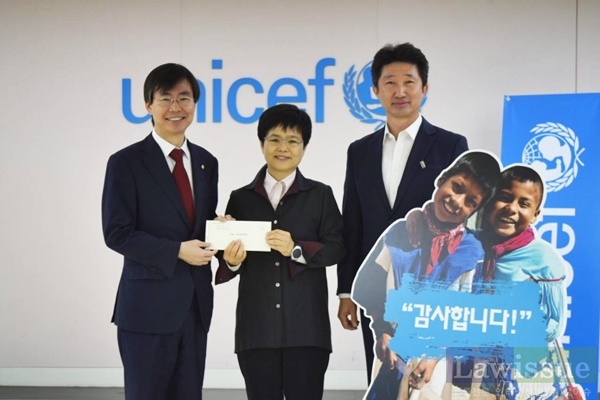 (사진왼쪽부터) 국회사회공헌포럼 대표의원 조경태, 김경희 유니세프 한국위원회 사무차장, 국회사회공헌포럼 김성철 간사.(사진제공=조경태의원실)