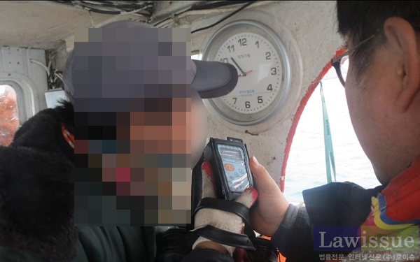 선장을 상대로 음주측정을 하고 있다.(사진제공=부산해양경비안전서)
