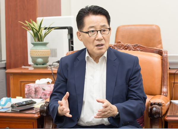 국민의당 원내대표인 박지원 비대위원장