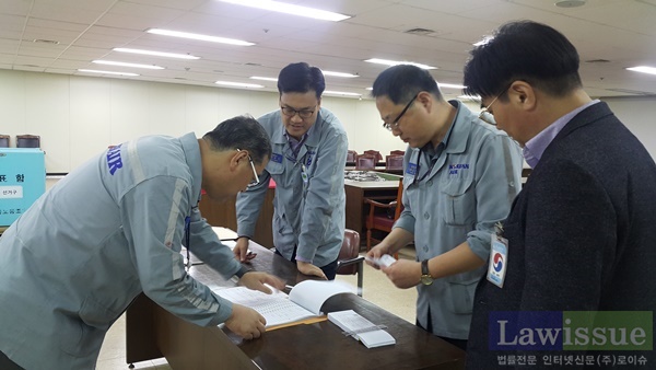 대한항공 대의원선거 지원을 하고 있다.(사진제공=부산강서구선관위)