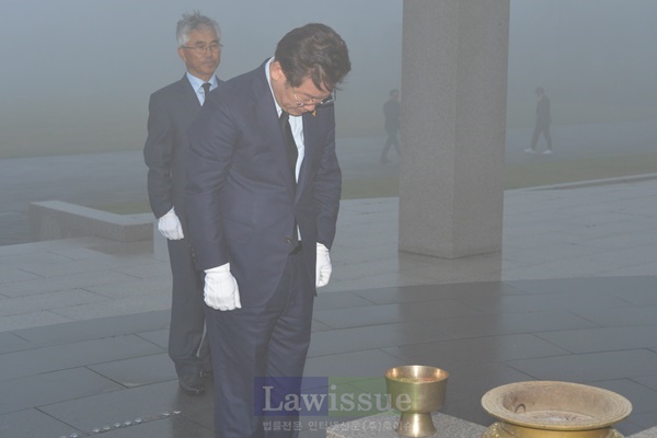 이재명 성남시장이 제주도 4·3평화공원을 찾아 참배하고 있다.(사진제공=성남시)